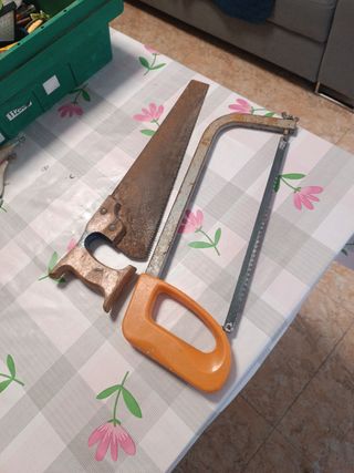 Sierras: 1 sierra de mano + 1 sierra de arco lote