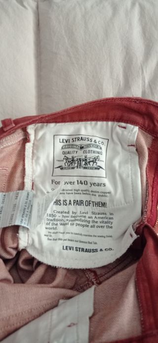 Vaqueros Levi's color vino