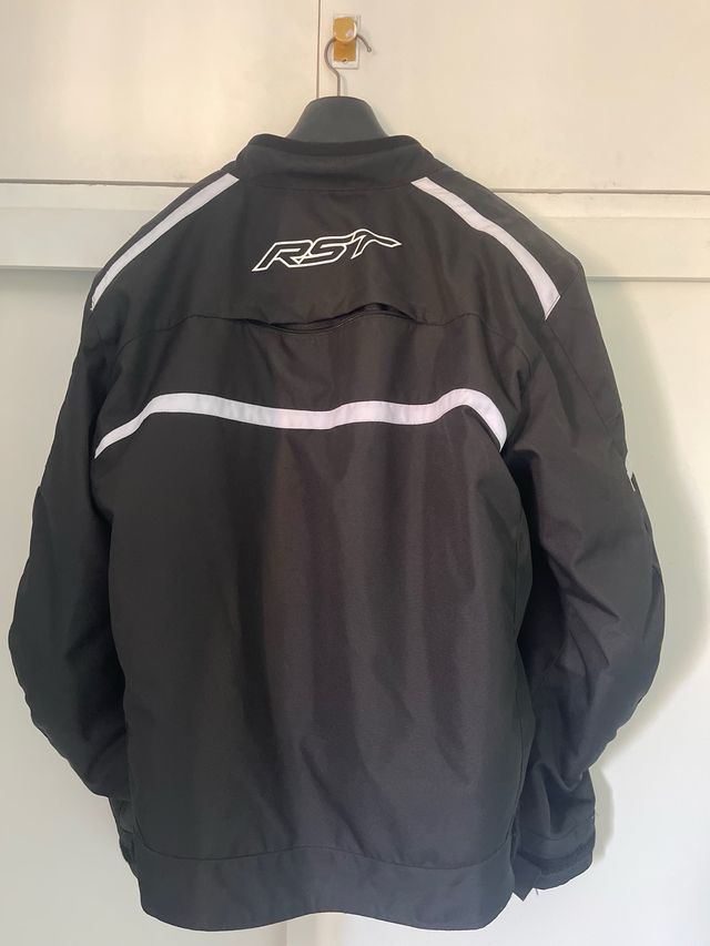 Chaqueta moto RST negra c/blanca