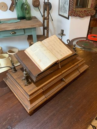 Leggio antico in noce
fine 800