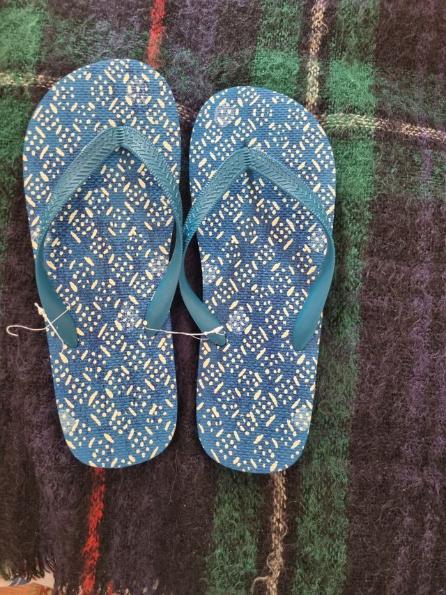 Infradito azzurre e bianche