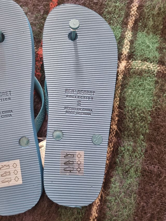 Infradito azzurre e bianche