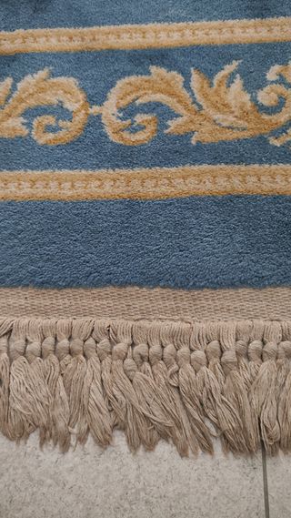 Alfombra de lana azul y amarilla