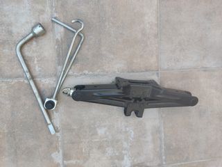 Gato coche + llave rueda