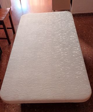 Base tapizada blanca con 6 patas desmontables.