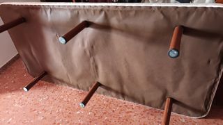 Base tapizada blanca con 6 patas desmontables.