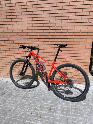 Bicicleta montaña Trek 29" y tres de decathlon. 