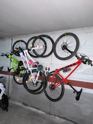 Bicicleta montaña Trek 29" y tres de decathlon. 