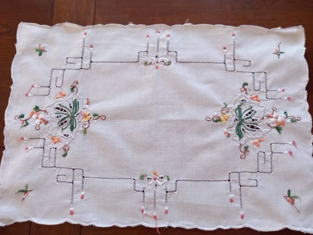 Tapete bordado para centro de mesa