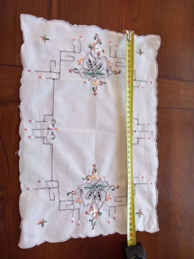 Tapete bordado para centro de mesa