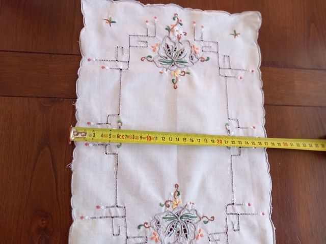 Tapete bordado para centro de mesa