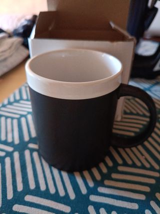 Taza mágica de pizarra negra y blanca.
