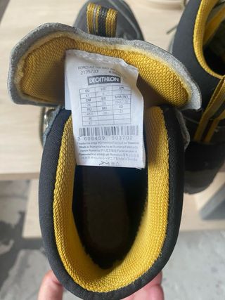 Botas trekking Quechua grises amarillas