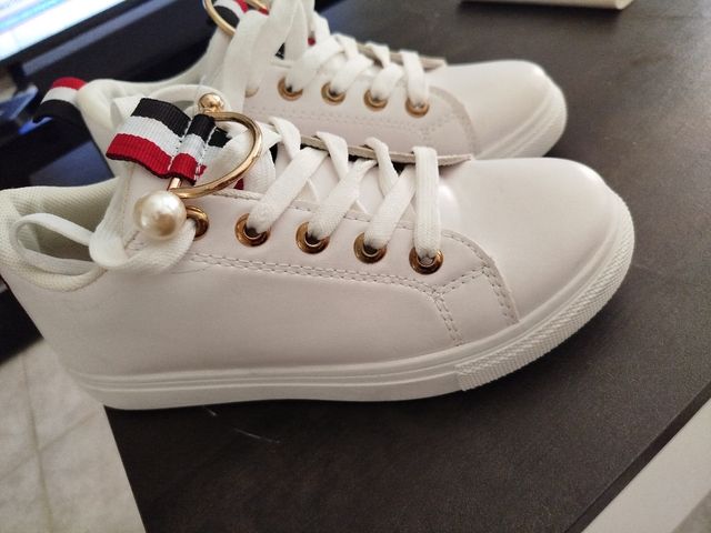 Zapatillas blancas con detalles dorados