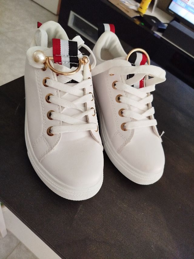 Zapatillas blancas con detalles dorados