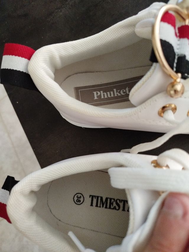 Zapatillas blancas con detalles dorados