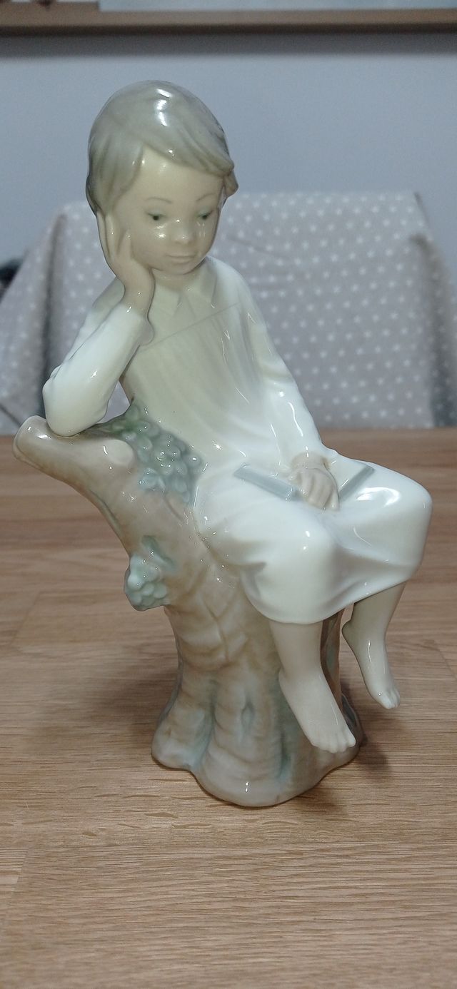 Lladró Niño con Libro Figurita
