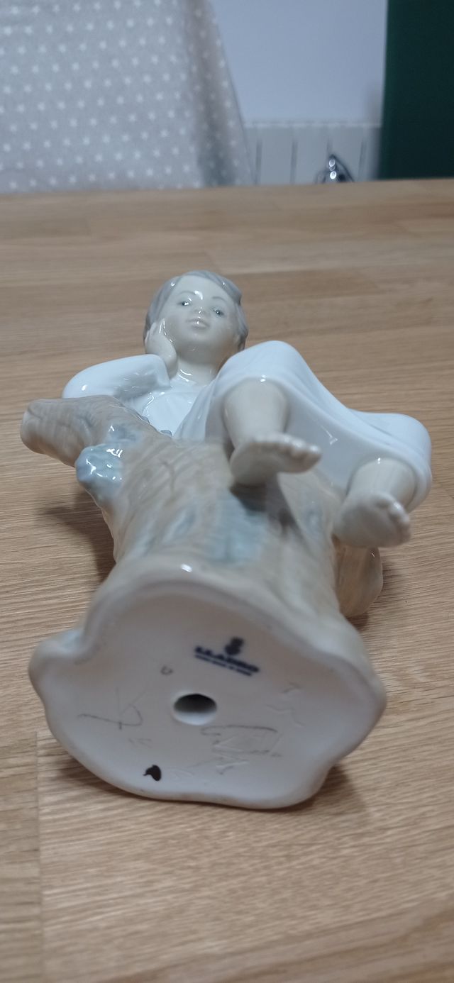 Lladró Niño con Libro Figurita