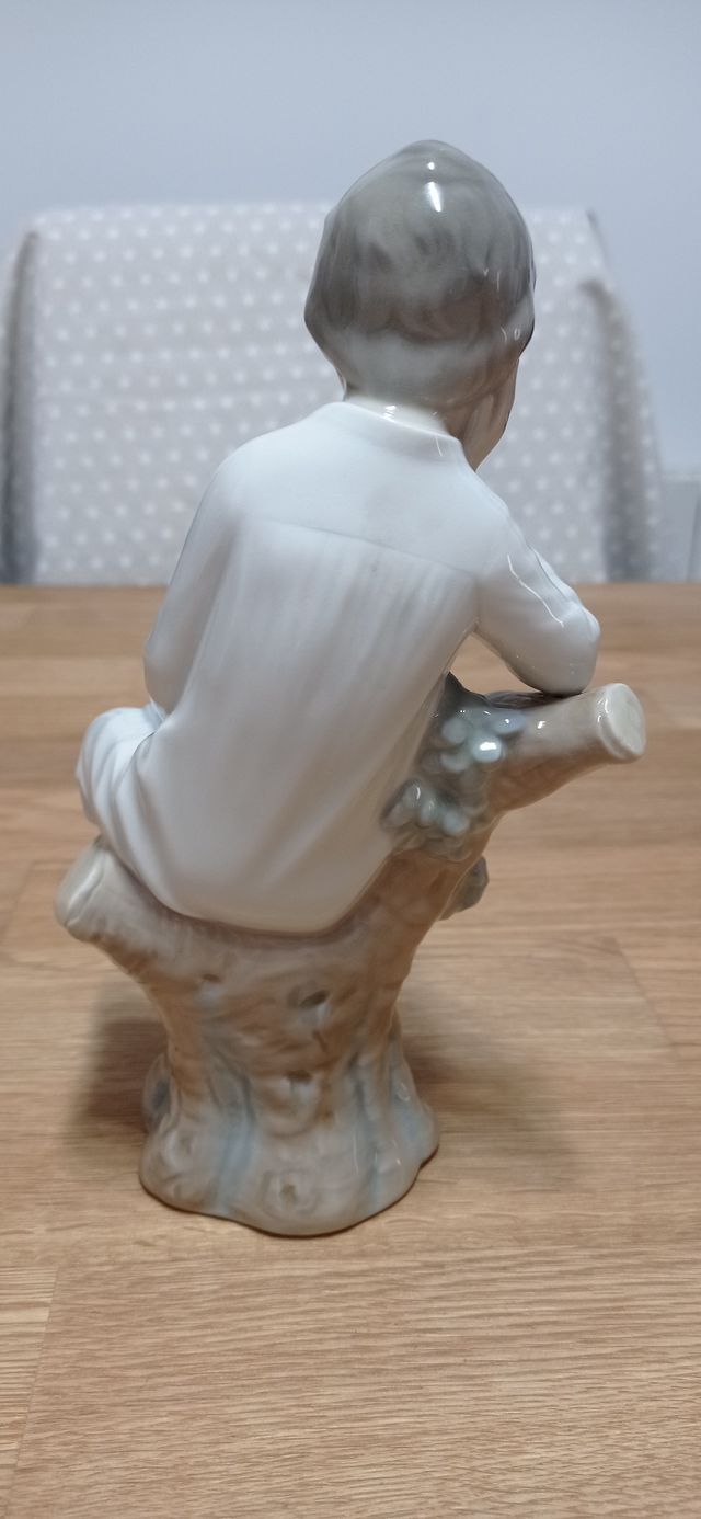 Lladró Niño con Libro Figurita