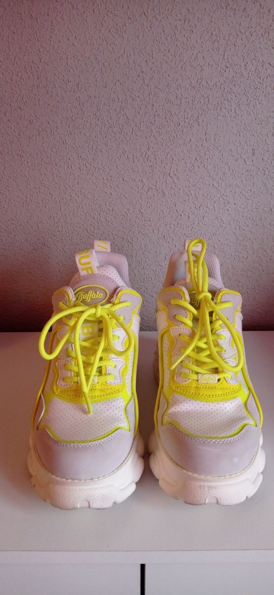 Zapatillas Buffalo blancas y amarillas