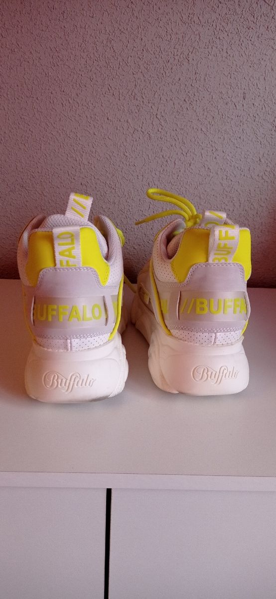 Zapatillas Buffalo blancas y amarillas