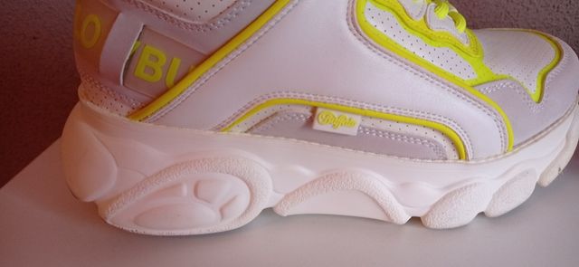 Zapatillas Buffalo blancas y amarillas