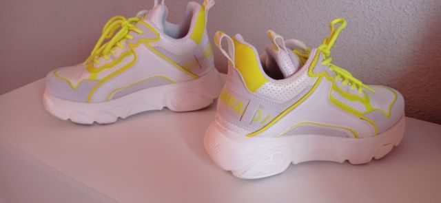 Zapatillas Buffalo blancas y amarillas