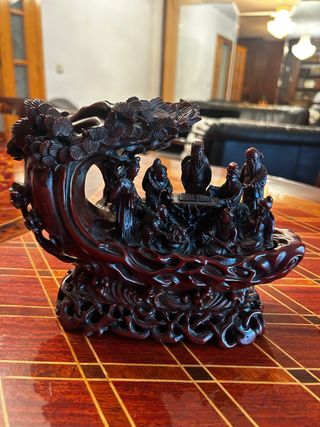 Preciosa figura tallada de madera oscura