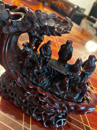 Preciosa figura tallada de madera oscura