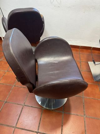 4 poltrone da parrucchiere marroni 20€ ciascuna.