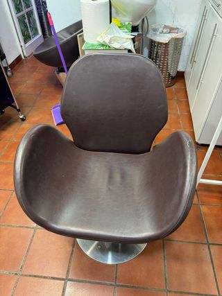 4 poltrone da parrucchiere marroni 20€ ciascuna.