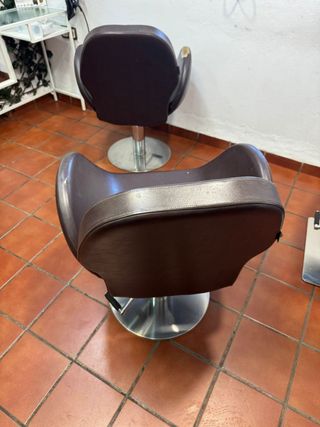 4 poltrone da parrucchiere marroni 20€ ciascuna.