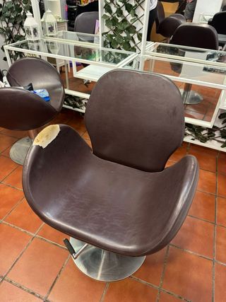 4 poltrone da parrucchiere marroni 20€ ciascuna.