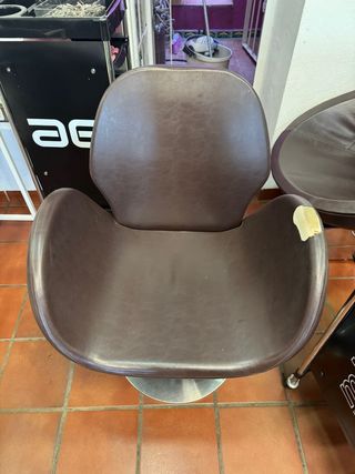 4 poltrone da parrucchiere marroni 20€ ciascuna.