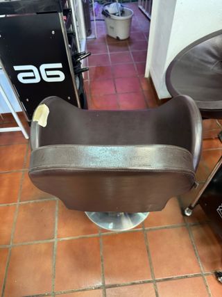 4 poltrone da parrucchiere marroni 20€ ciascuna.