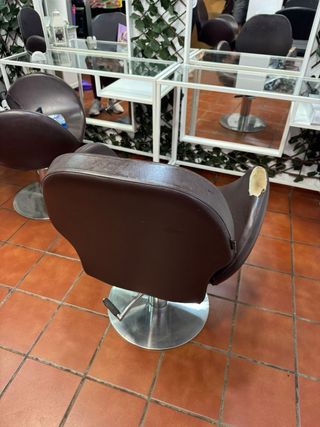 4 poltrone da parrucchiere marroni 20€ ciascuna.