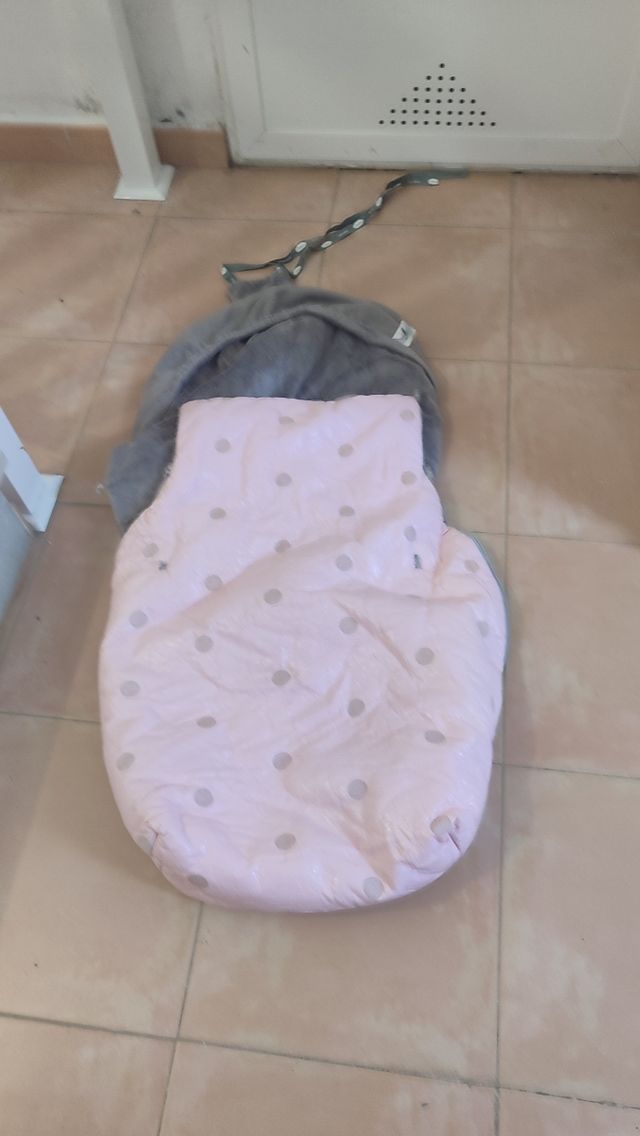 Saco silla bebé rosa lunares, con forro polar