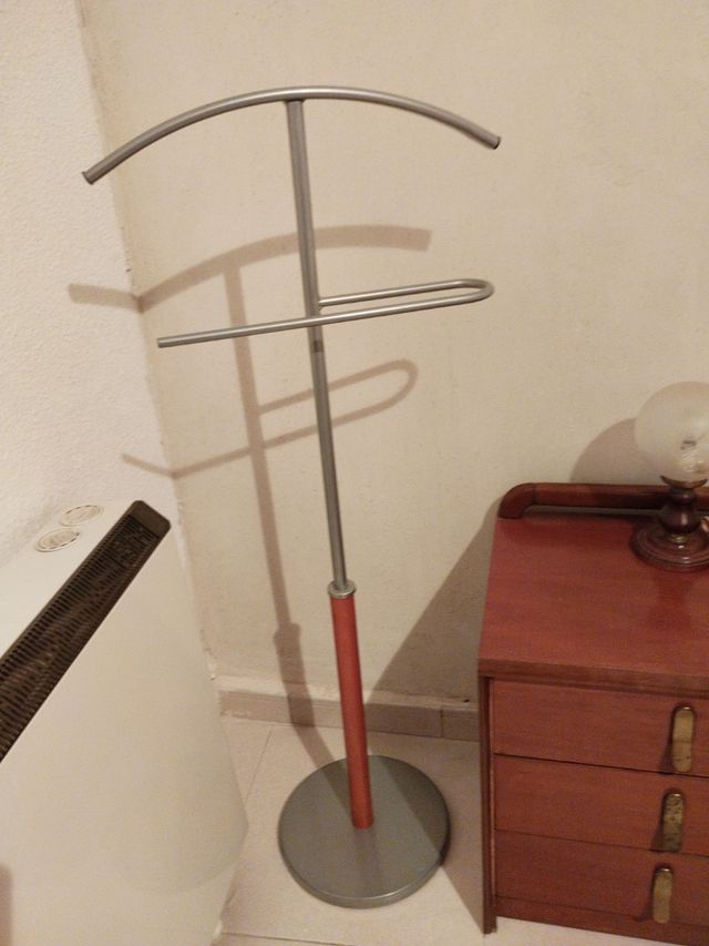 Perchero descalzador metálico