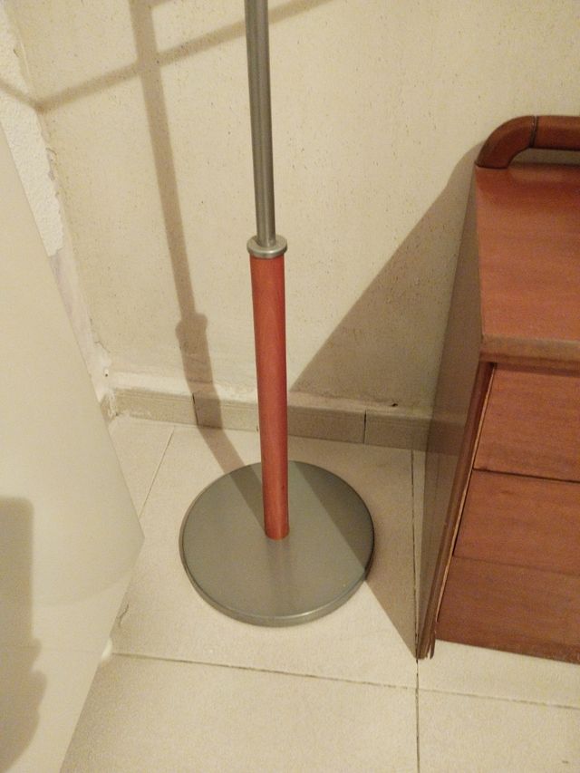 Perchero descalzador metálico