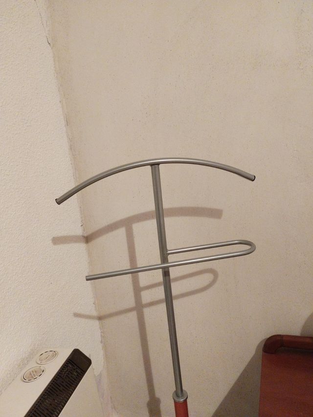 Perchero descalzador metálico