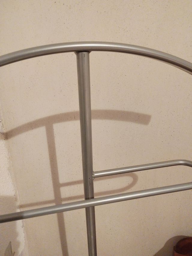 Perchero descalzador metálico