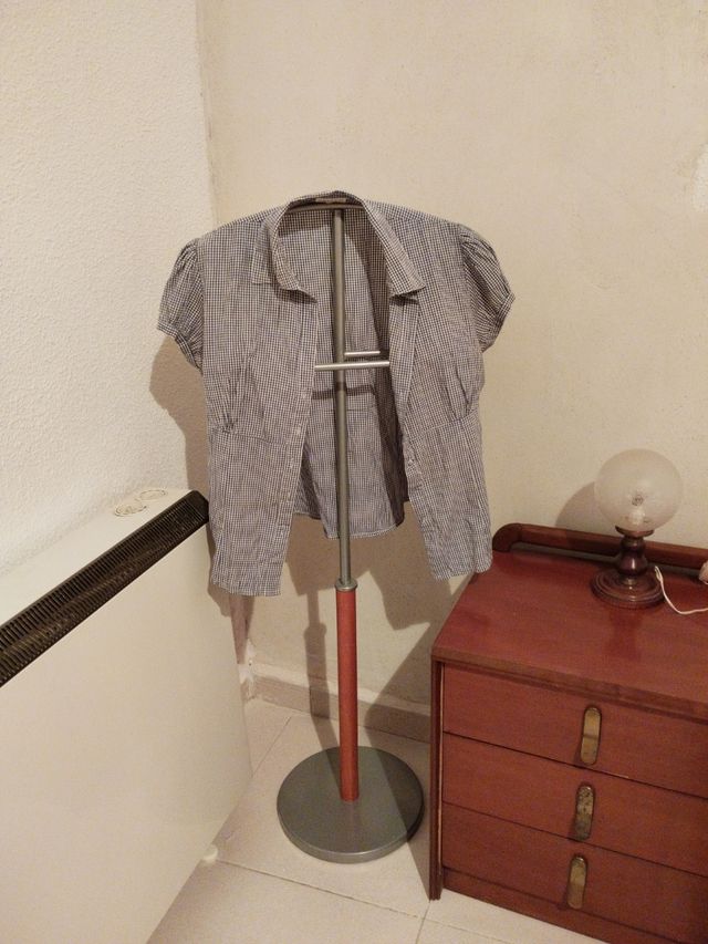 Perchero descalzador metálico