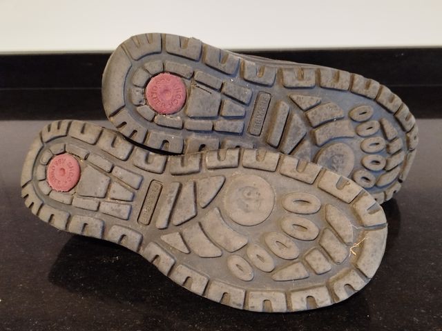 Botitas grises y marrones con suela flexible shock