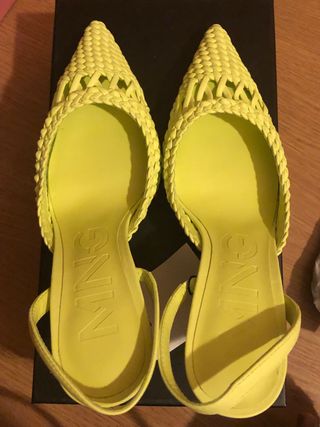 Zapatos salón trenzados color verde manzana