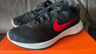 Zapatillas Nike Revolution 6 - Negras/Rojas