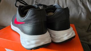 Zapatillas Nike Revolution 6 - Negras/Rojas