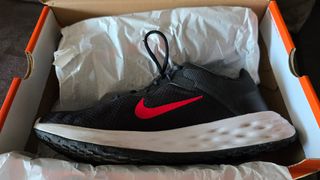Zapatillas Nike Revolution 6 - Negras/Rojas