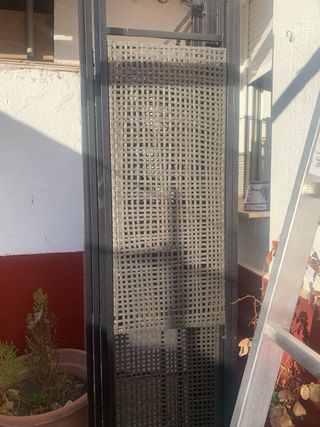 Pérgola de madera y tela blanca