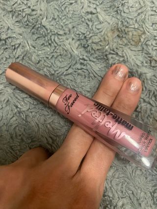Too Faced Melted Matte-tallic - labial rosa-nude. 