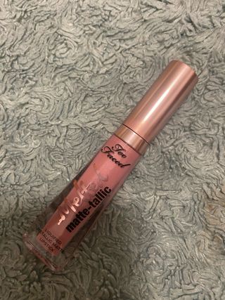 Too Faced Melted Matte-tallic - labial rosa-nude. 